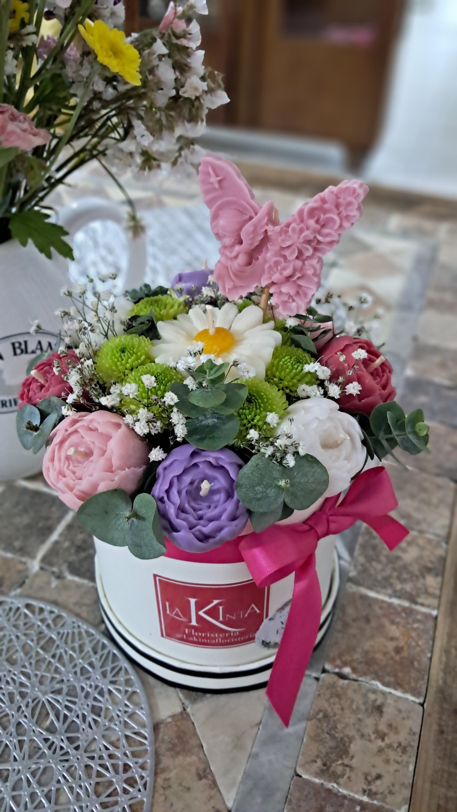 6*  Flores de cera: individuales, en ramos y arreglos